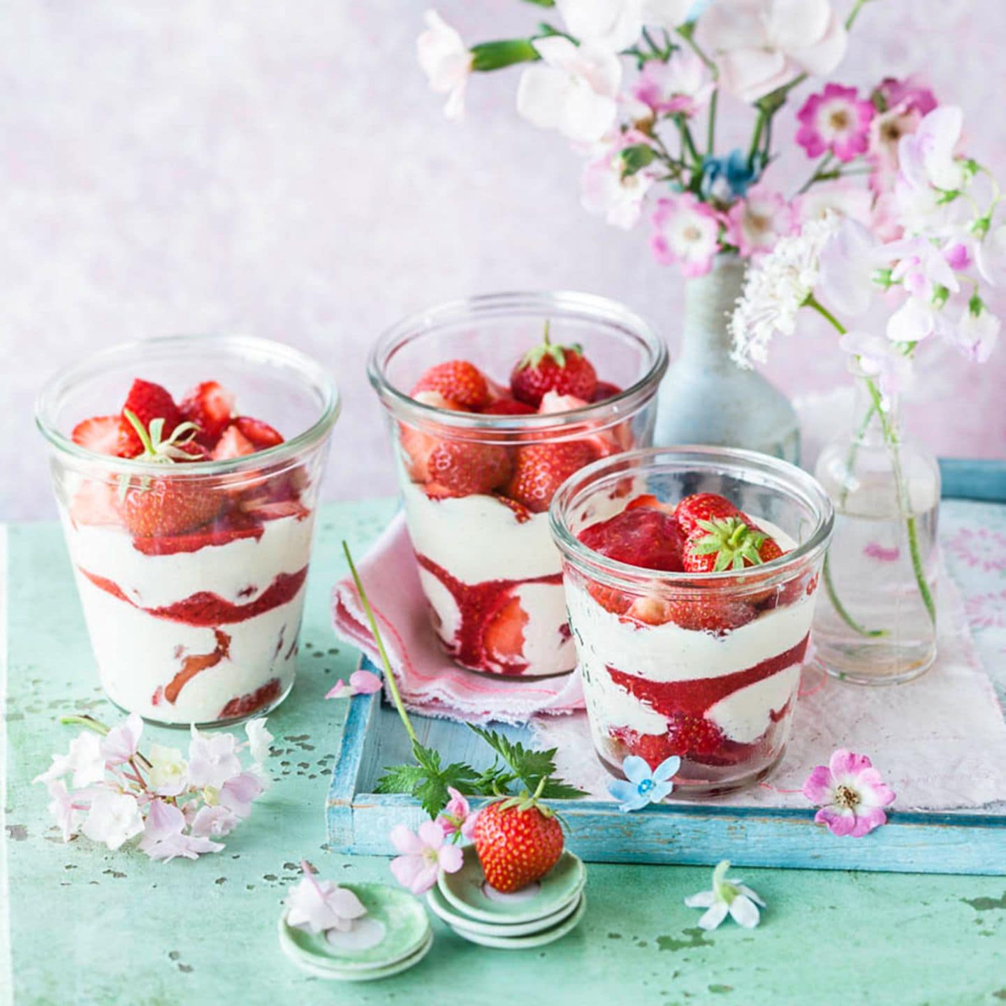 Vanillemousse mit marinierten Erdbeeren: Rezept