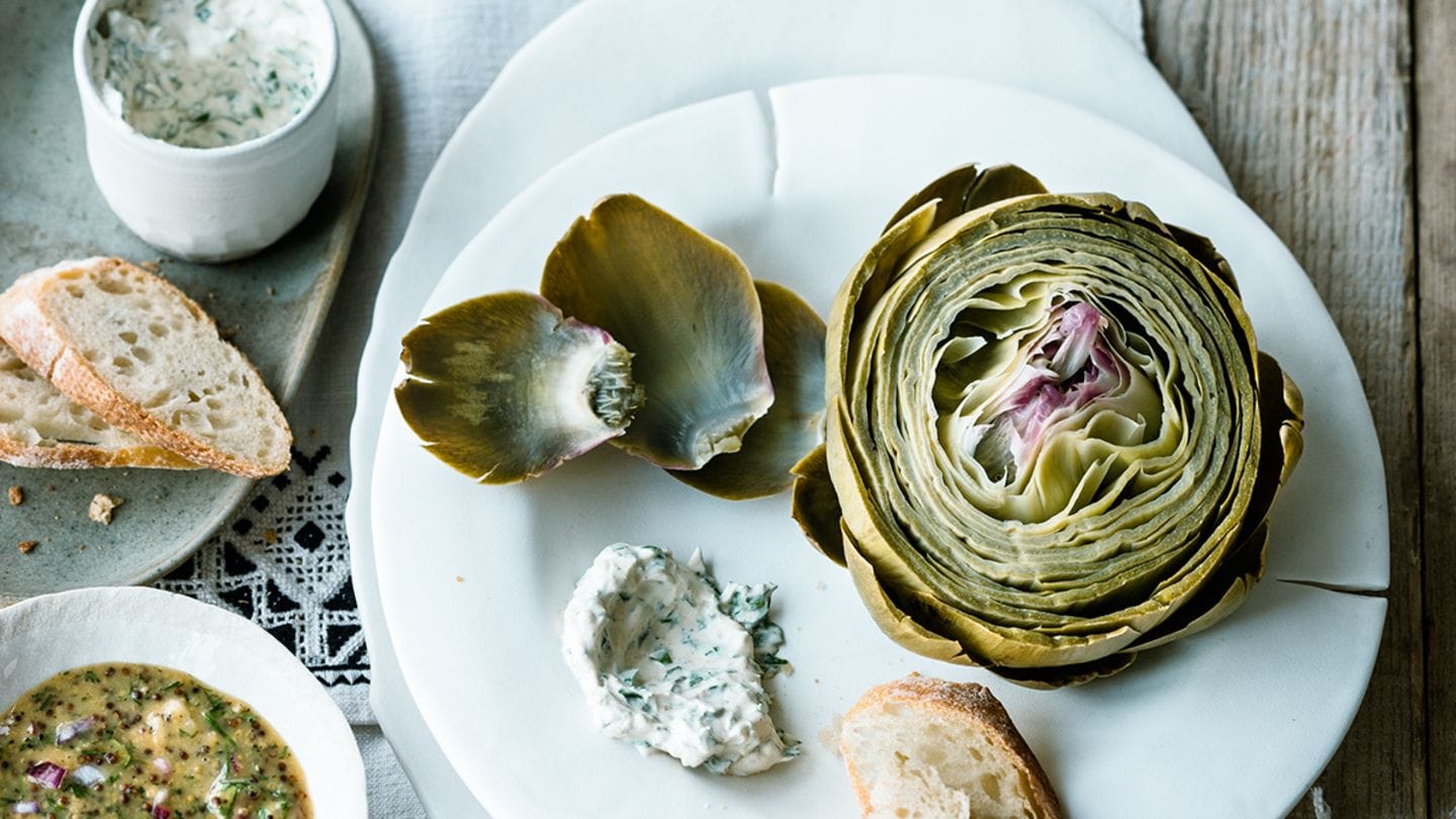 Artischocken mit Kräuter-Crème-fraîche und Senf-Honig-Dip: Rezept ...