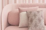 Rosa Kissen mit weiß auf rosa Sofa