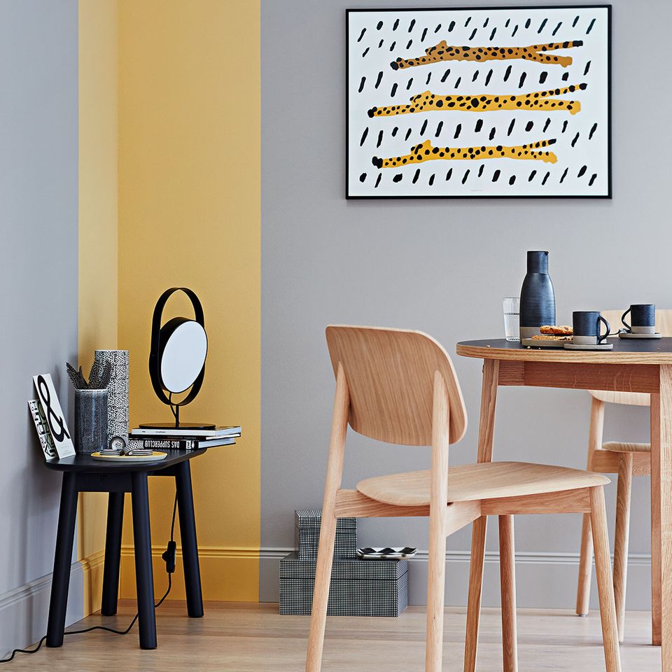 Eine graue Wand, kombiniert mit gelbem Anstrich