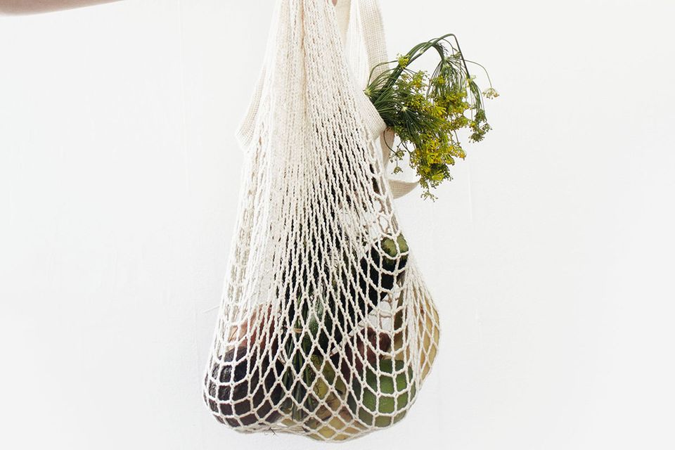 Statt Plastiktüte: ein Netzt aus Baumwolle mit Gemüse darin