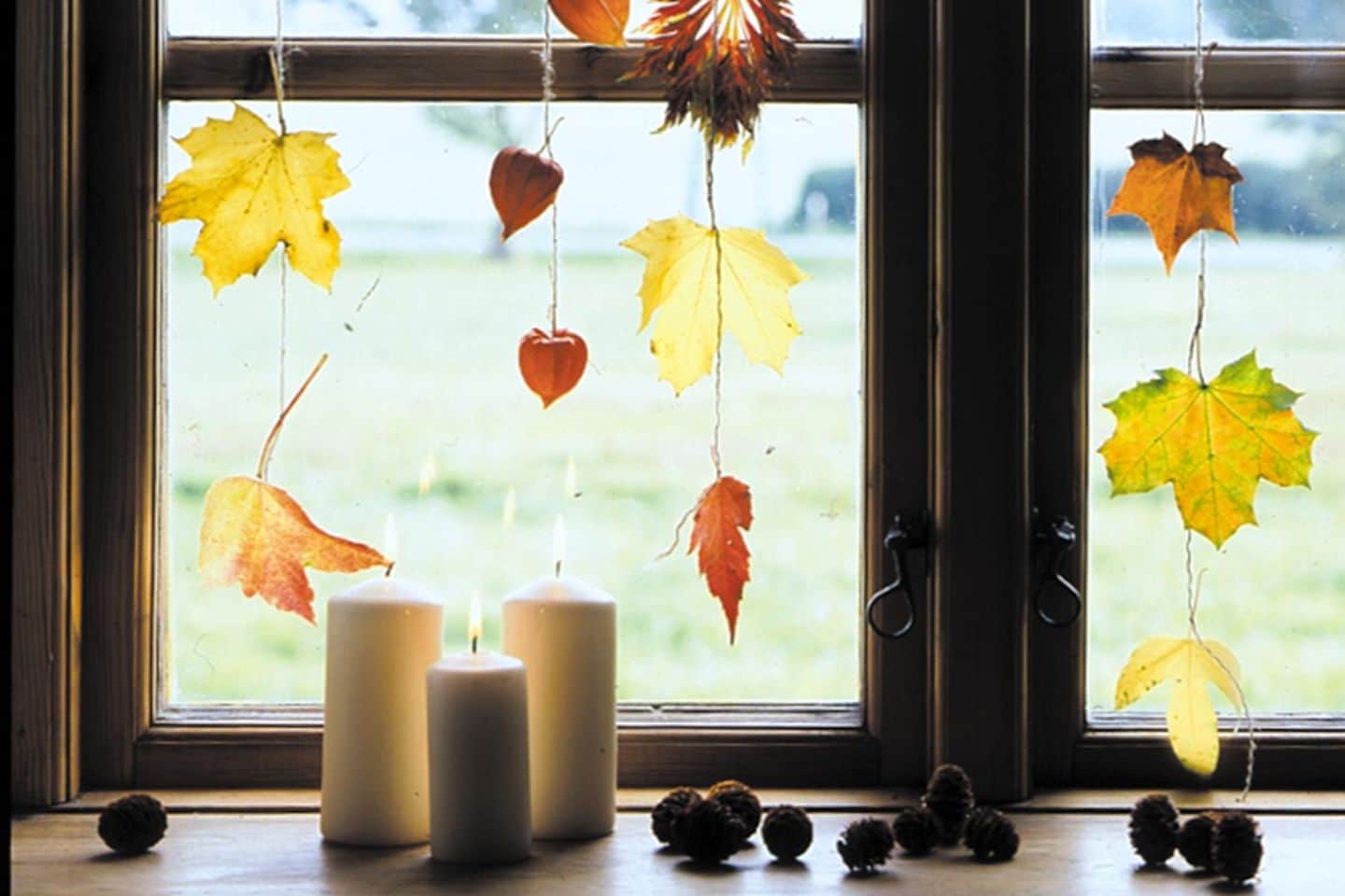 Herbstdekoration am Fenster