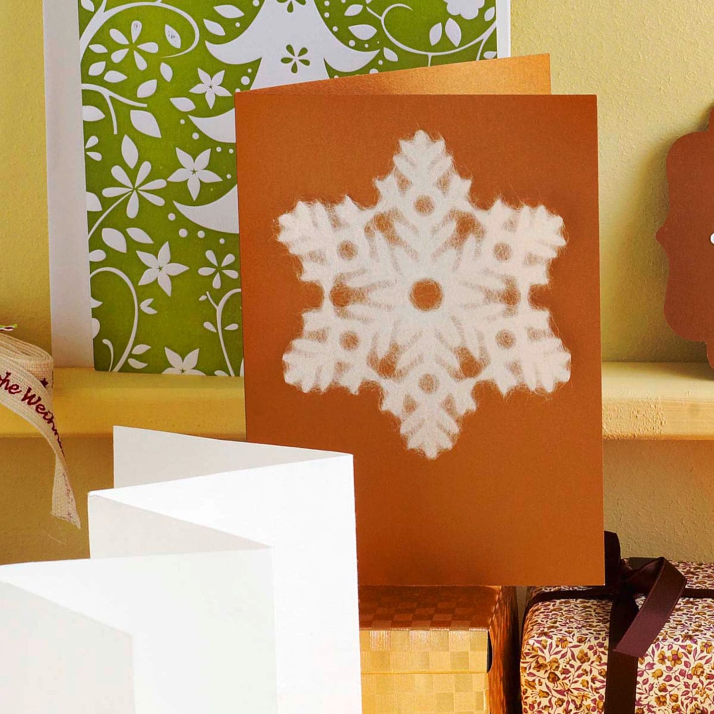 Weihnachtskarte mit flauschiger Schneeflocke