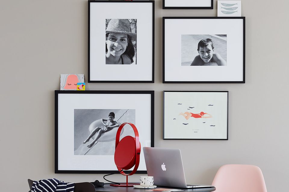 Schwarz-Weiß Fotos in verschieden großen Bilderrahmen sind spannend aufgehängt