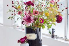 Blumenstrauß mit Gräfin von Hardenberg Rosen, Dahlien und Craspedia