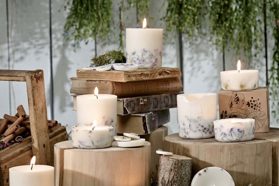 Kerzen angeordnet auf runden Holzblöcken