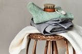 Handtücher auf einem Stuhl