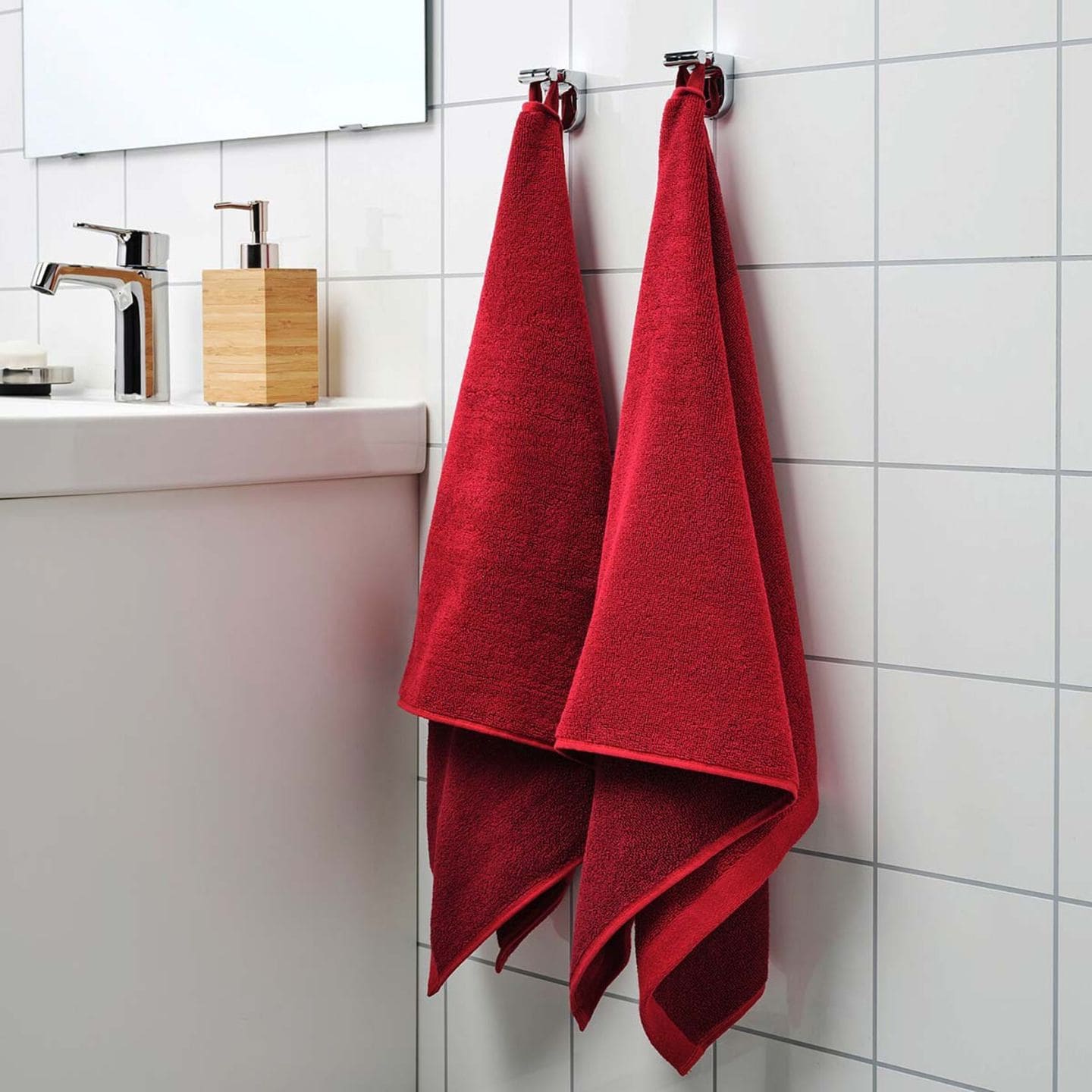 Rotes Handtuch im Badezimmer