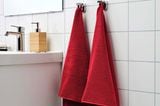 Rotes Handtuch im Badezimmer