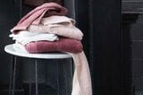 Handtuch für das Badezimmer im Beerenton