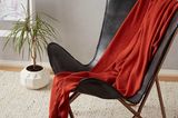 Rote Decke auf einem Sessel
