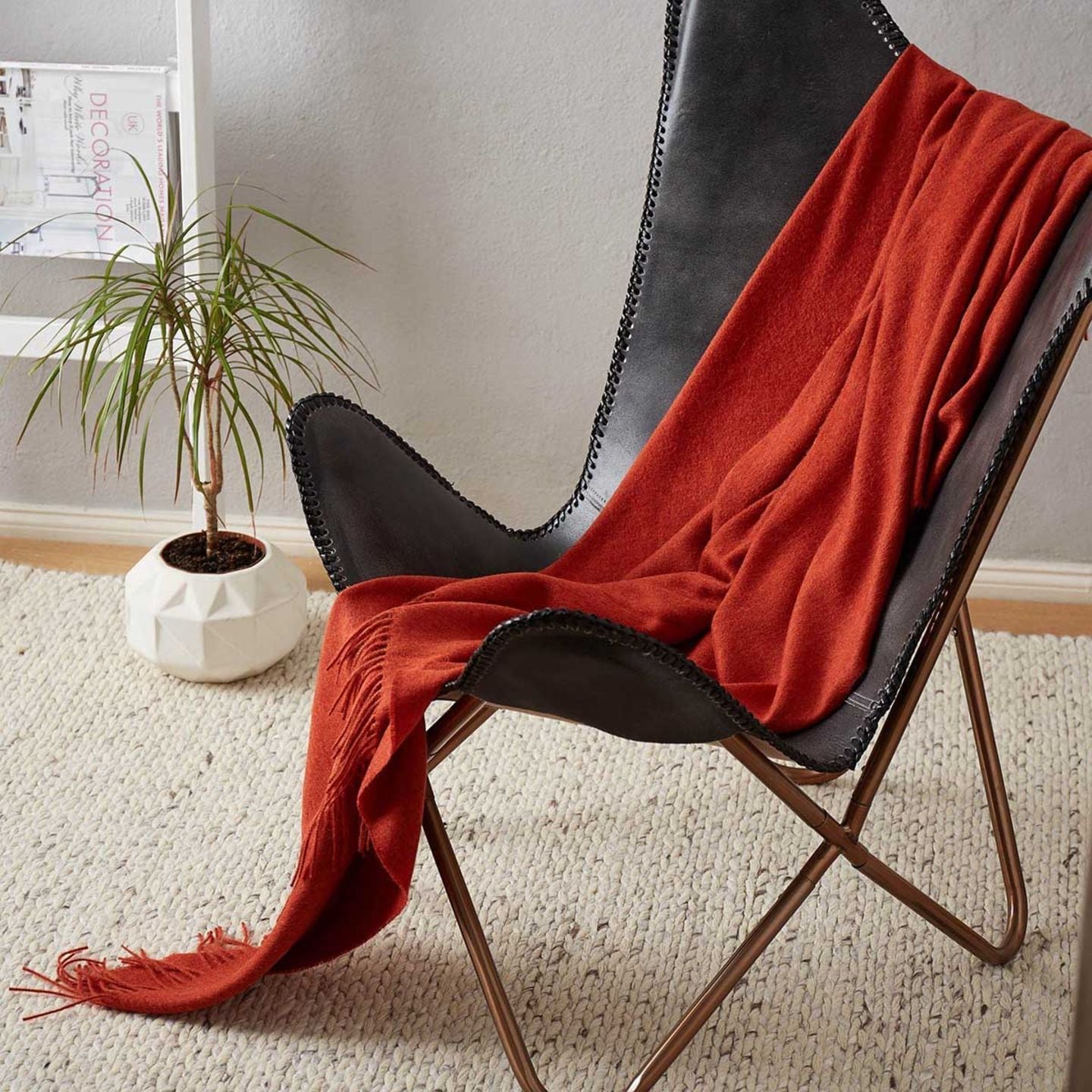 Rote Decke auf einem Sessel