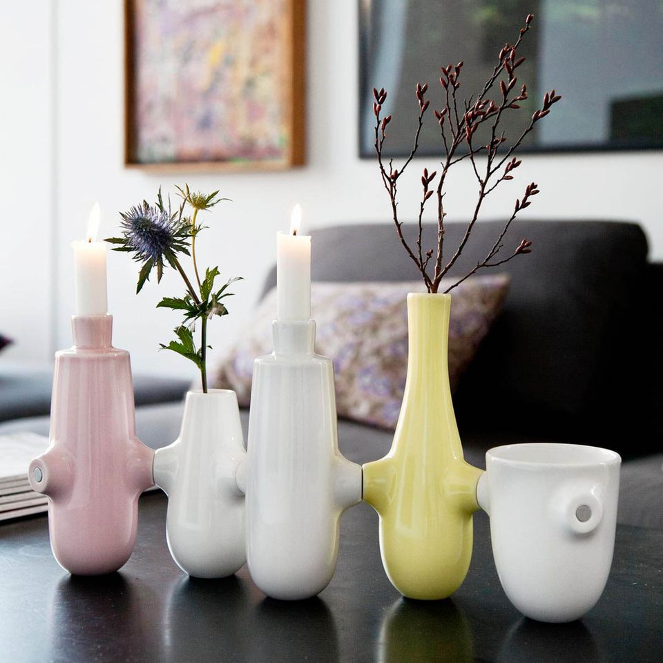 Fünf Vasen in Pastellfarben