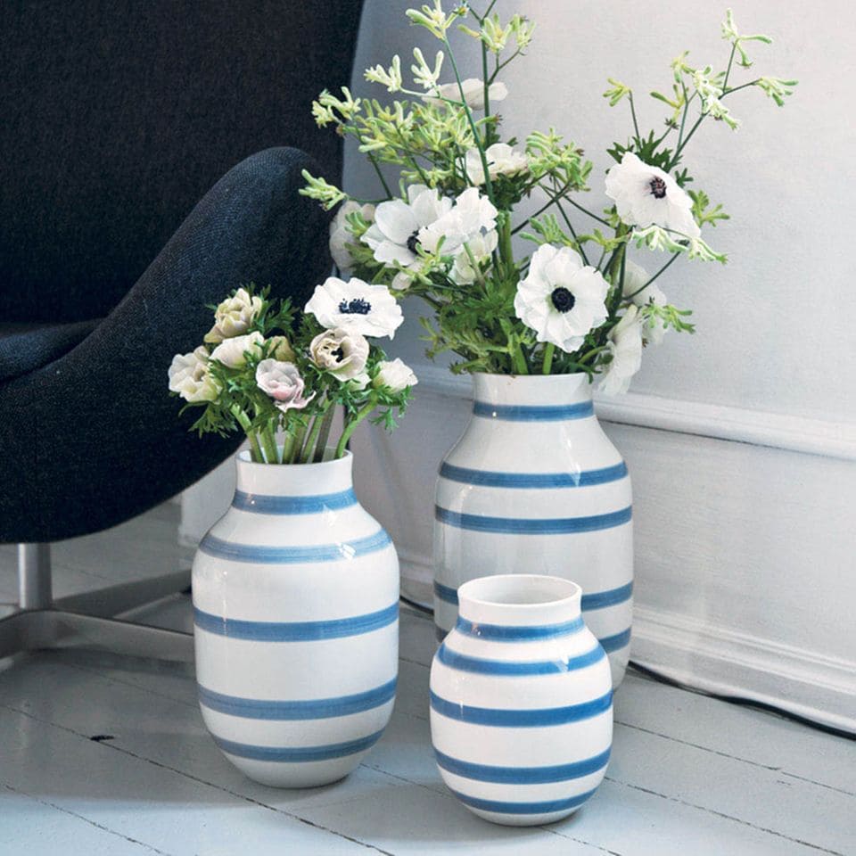 Weiße Vase mit Blauen Streifen