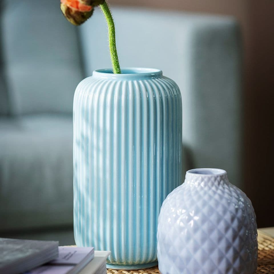 Blaue Vase mit senkrecht verlaufenden Rillen