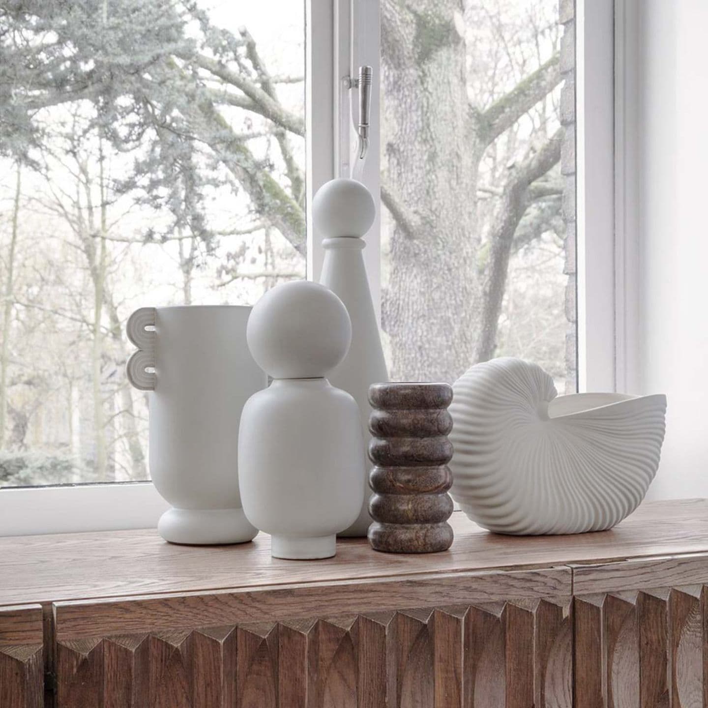 Weiße Vasen in verschiedenen Formen