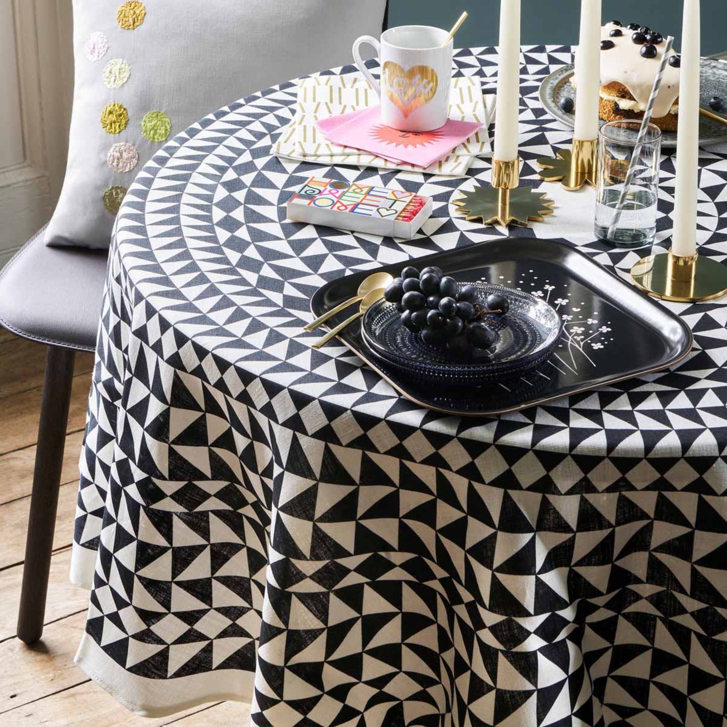 Quadratische Tischdecke auf rundem Tisch mit Schwarz-Weiß Muster