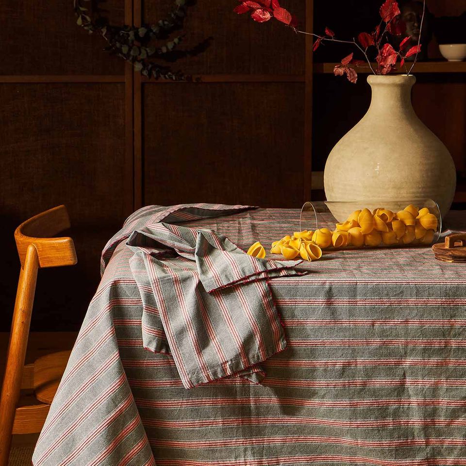 Tischdecke mit bestickten Streifen von Zara Home Bild 5 [LIVING AT HOME]