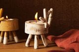 Teelichthalter aus Holz in Rentierform