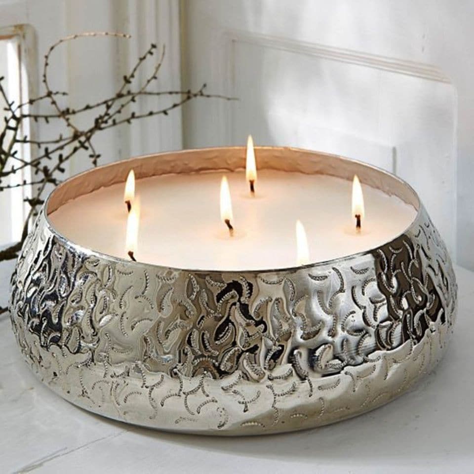 Silberne Schale mit sechs brennenden Kerzen