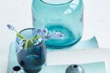 mitternachtsblaue Glasvase mit kurzen Blumenstielen