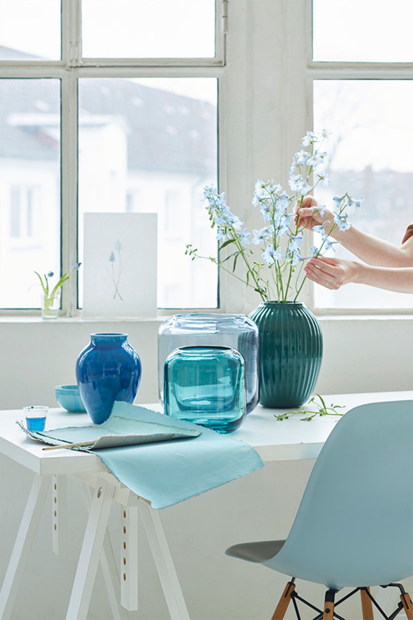 Vase aus mittelblau glasierter Keramik und blau-grüne Glasgefäße
