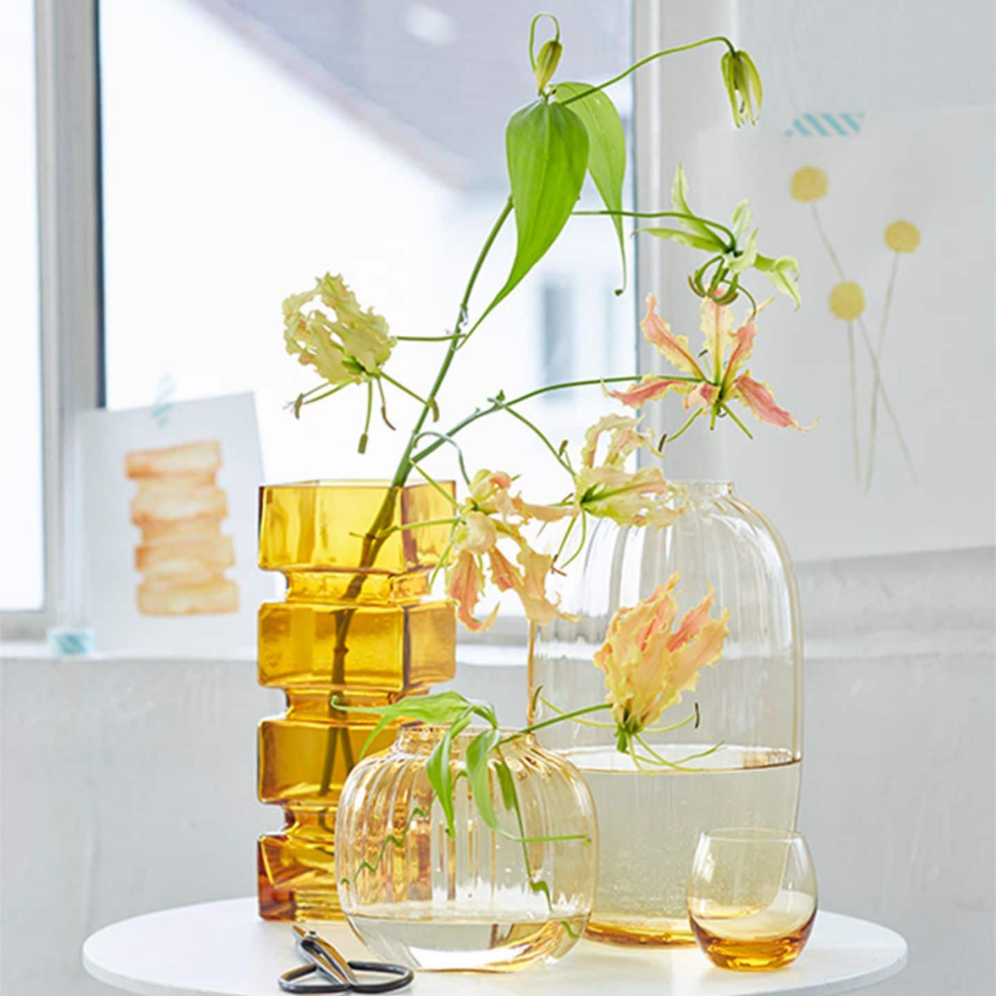 Vasen aus Glas in eckigen und runden Formen