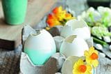 Mit Eiern als Vasen den Frühling begrüßen