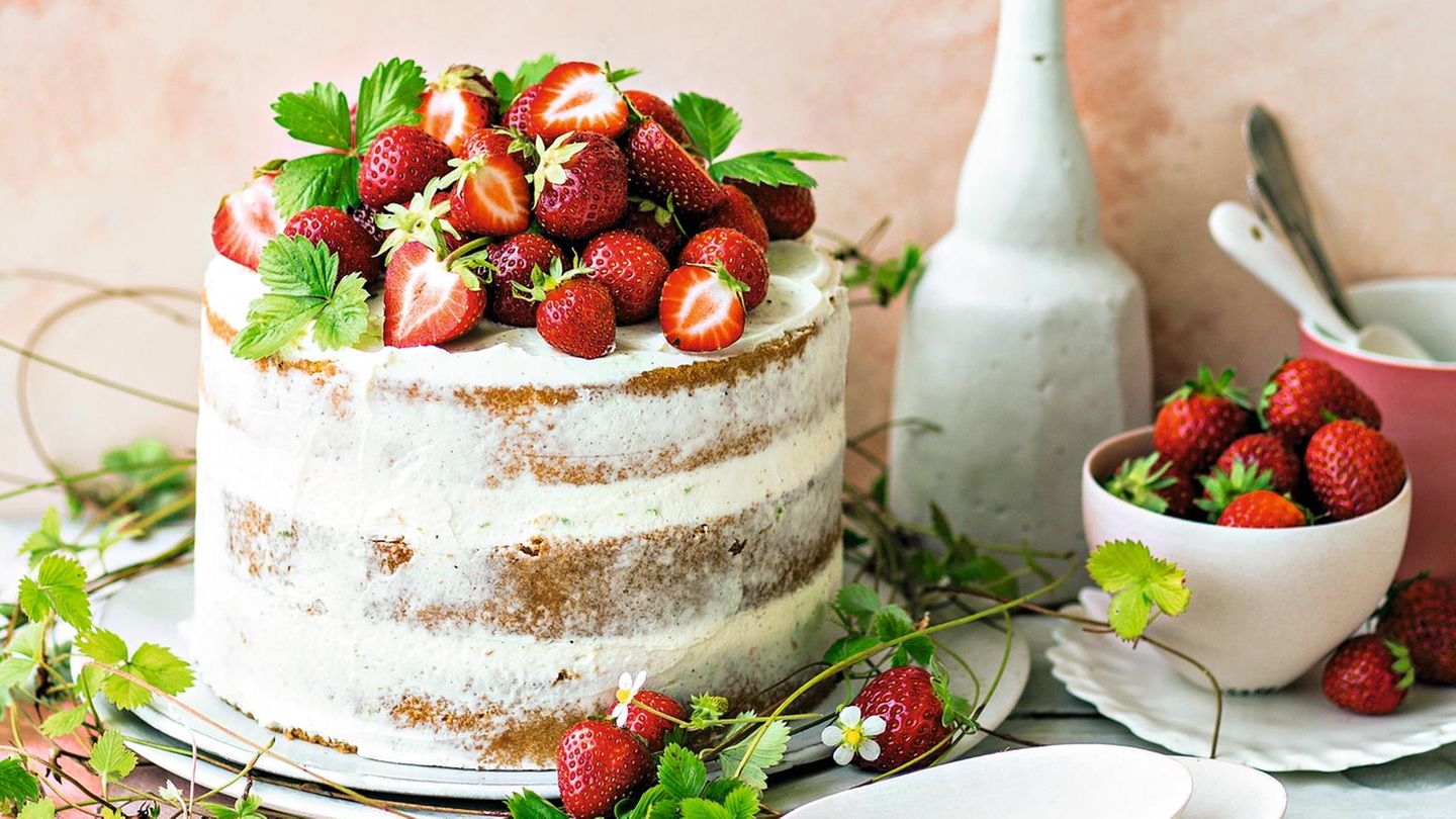 Erdbeer Rhabarber Naked Cake Rezept LIVING AT HOME