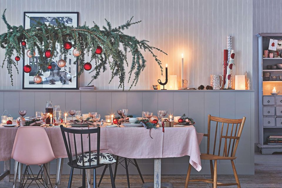 Weihnachtliche Dekoration auf dem Tisch