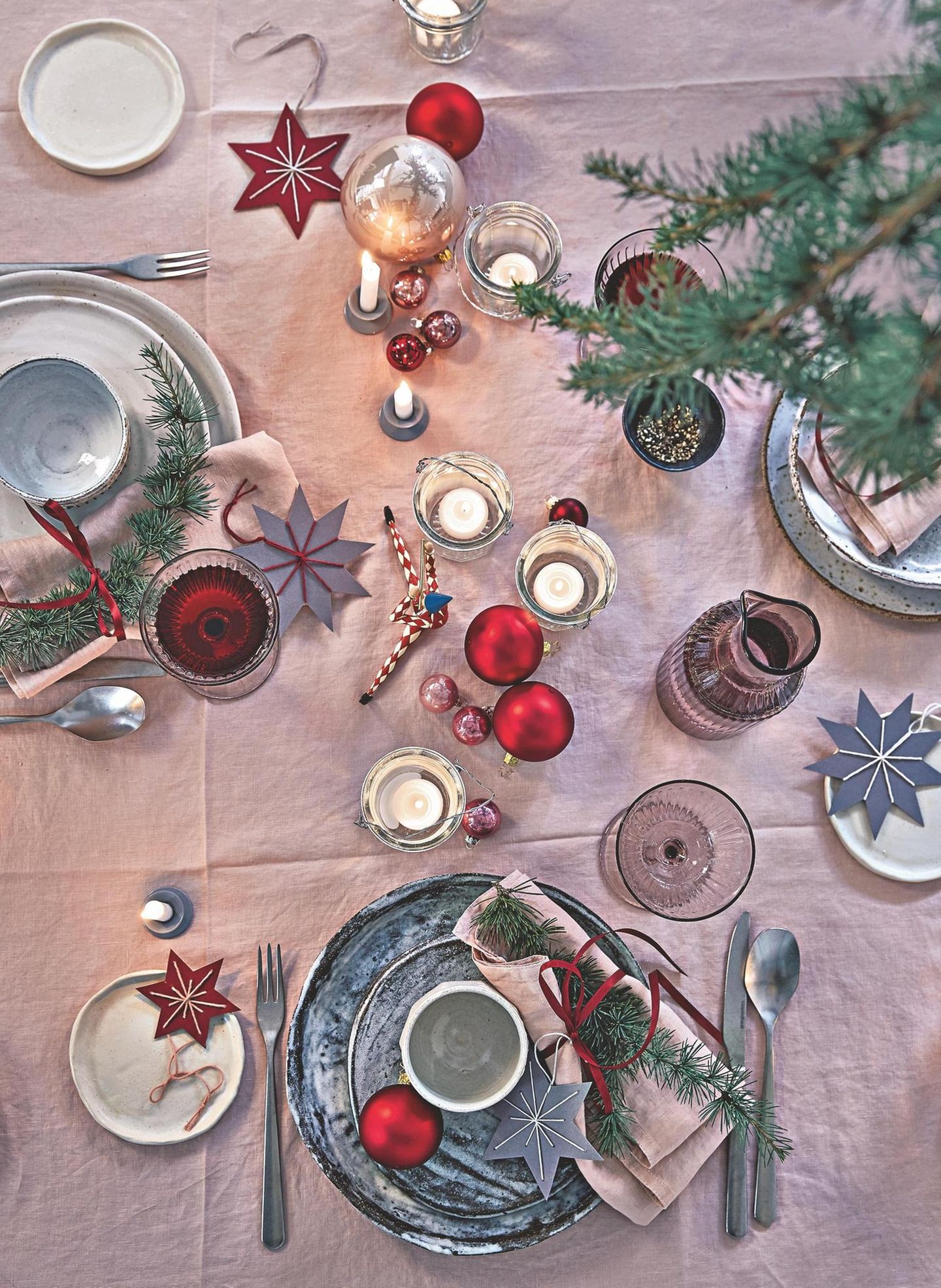 Weihnachtliche Deko in rot und rosé auf dem Tisch