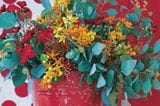Blumenstrauß mit Eukaylptus, Seidenpflanzen und Hagebutten