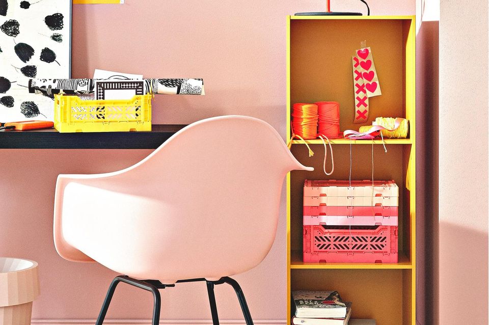 Schreibtisch mit Accessoires in knalligen Farben