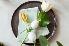 Tulpen mit ausgeblasenen Eiern dekoriert auf einem Teller