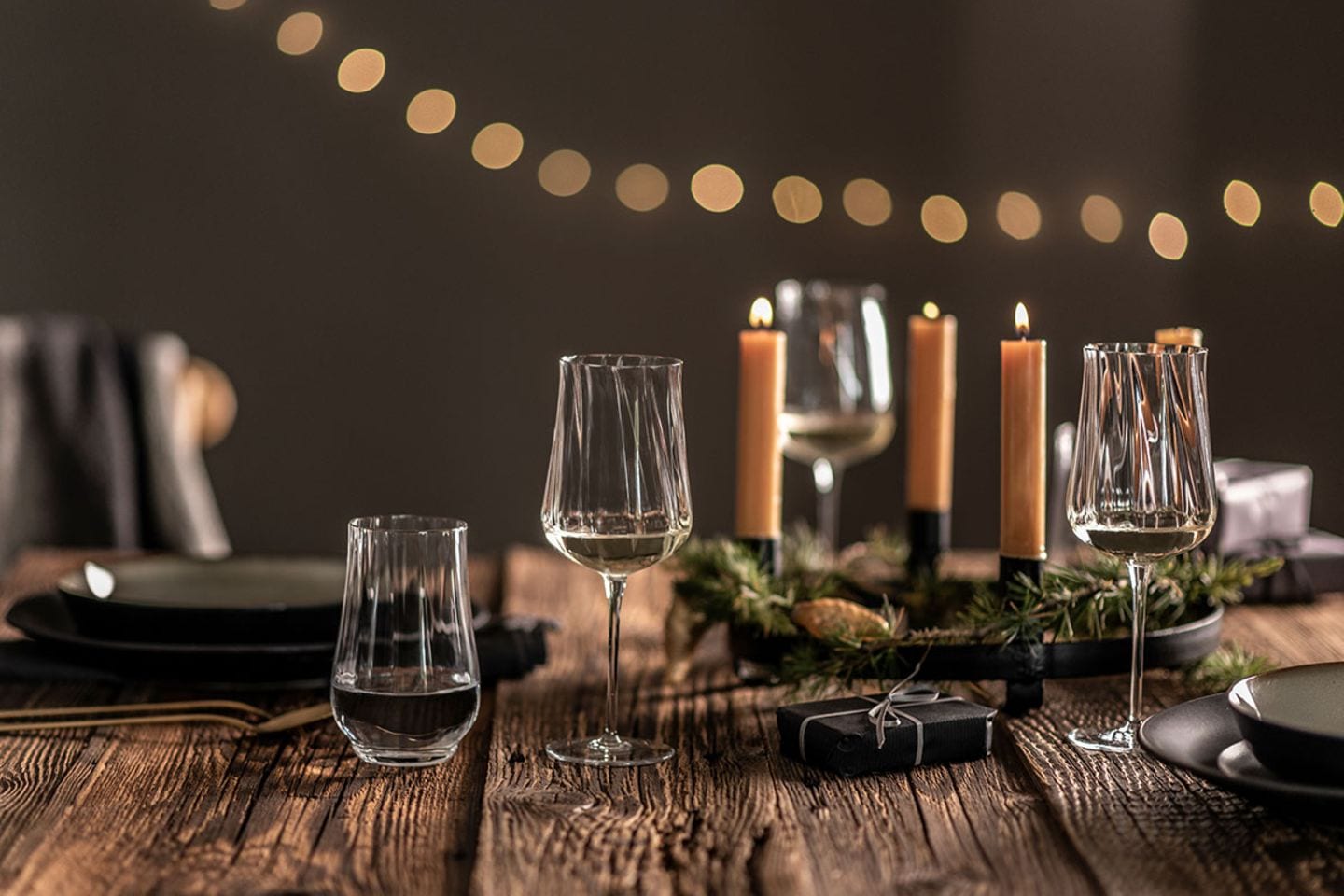 Edle, weihnachtliche Tischdeko in Schwarz mit Holztisch