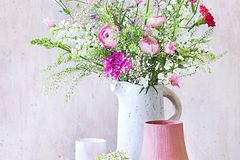 Sommerblumenstrauß mit Rittersporn, Nelken und Schleierkraut