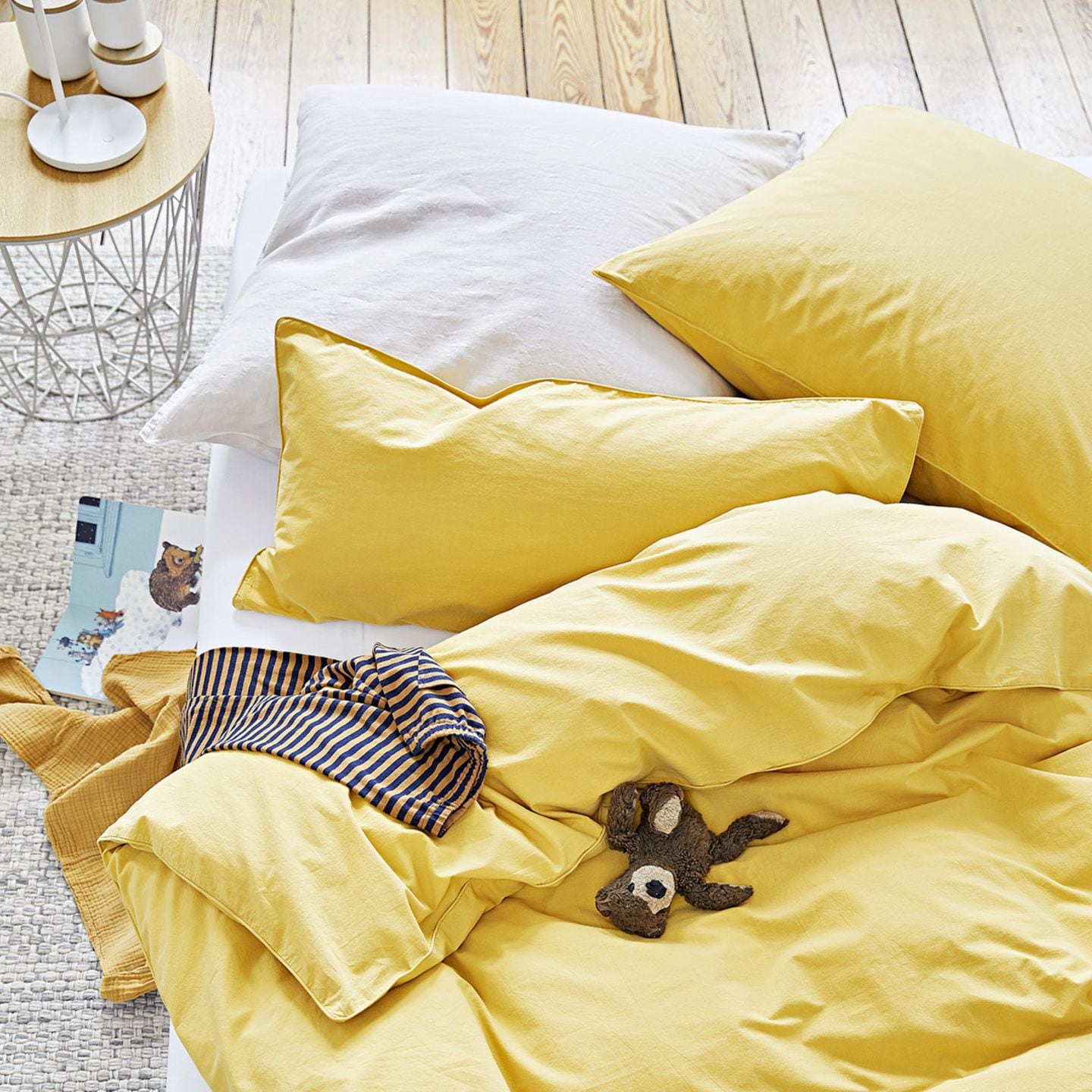 Ungemachtes Bett mit fein gewebter Perkal-Bettwäsche in mattem Gelb