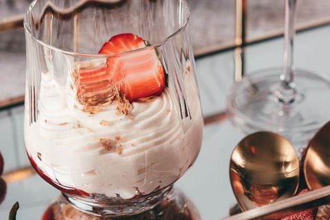 Rezept: Puddingcreme im Glas mit Erdbeeren