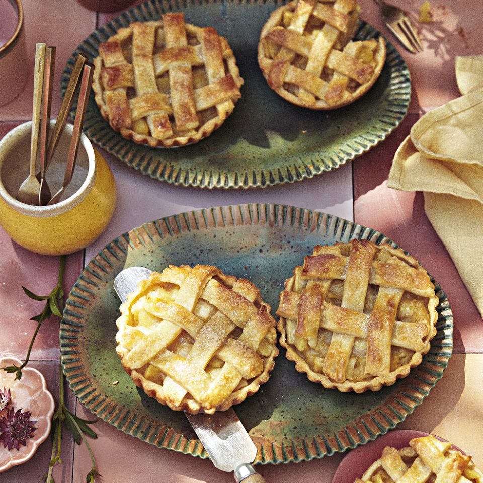 Mini-Apfel-Pies auf Tellern