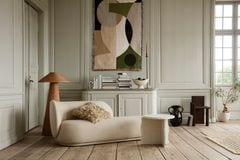 Sofa in großzügigem Wohnzimmer mit Wandteppich