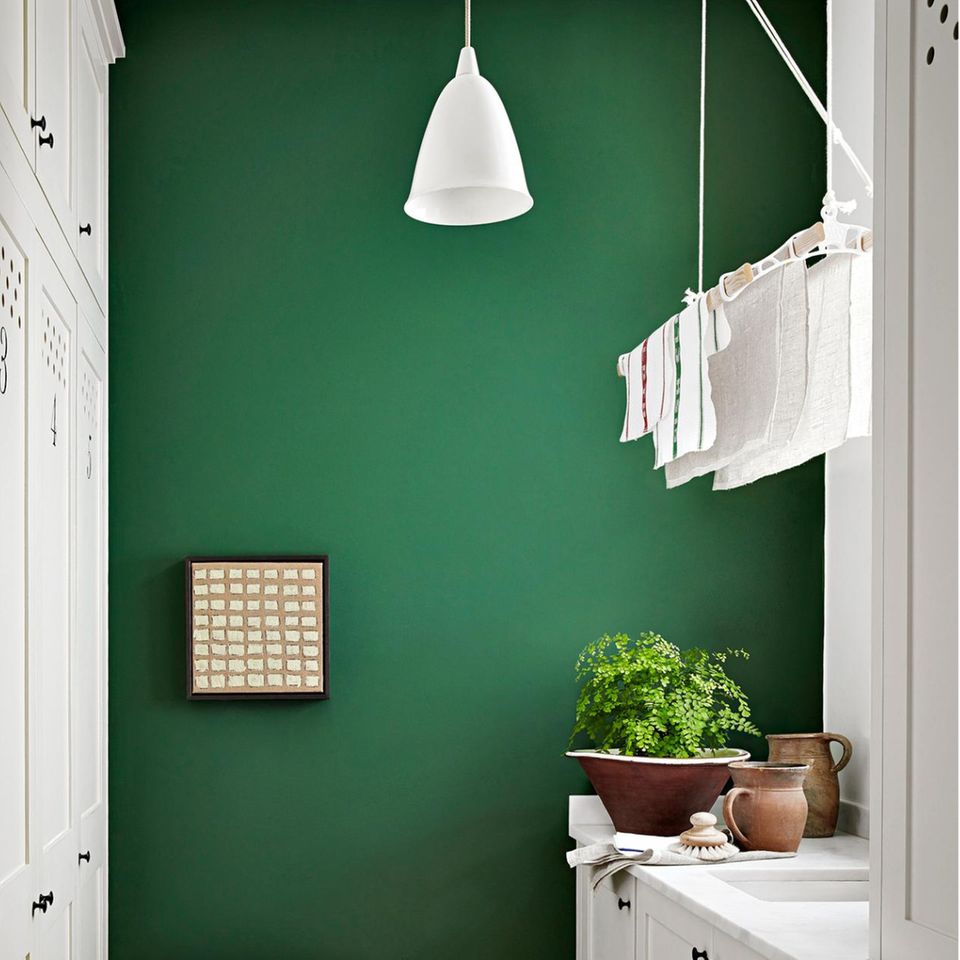 Wäschereck über Spüle vor grüner Wand
