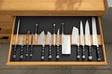 Messerschublade mit Messern in verschiedenen Formen und Größen