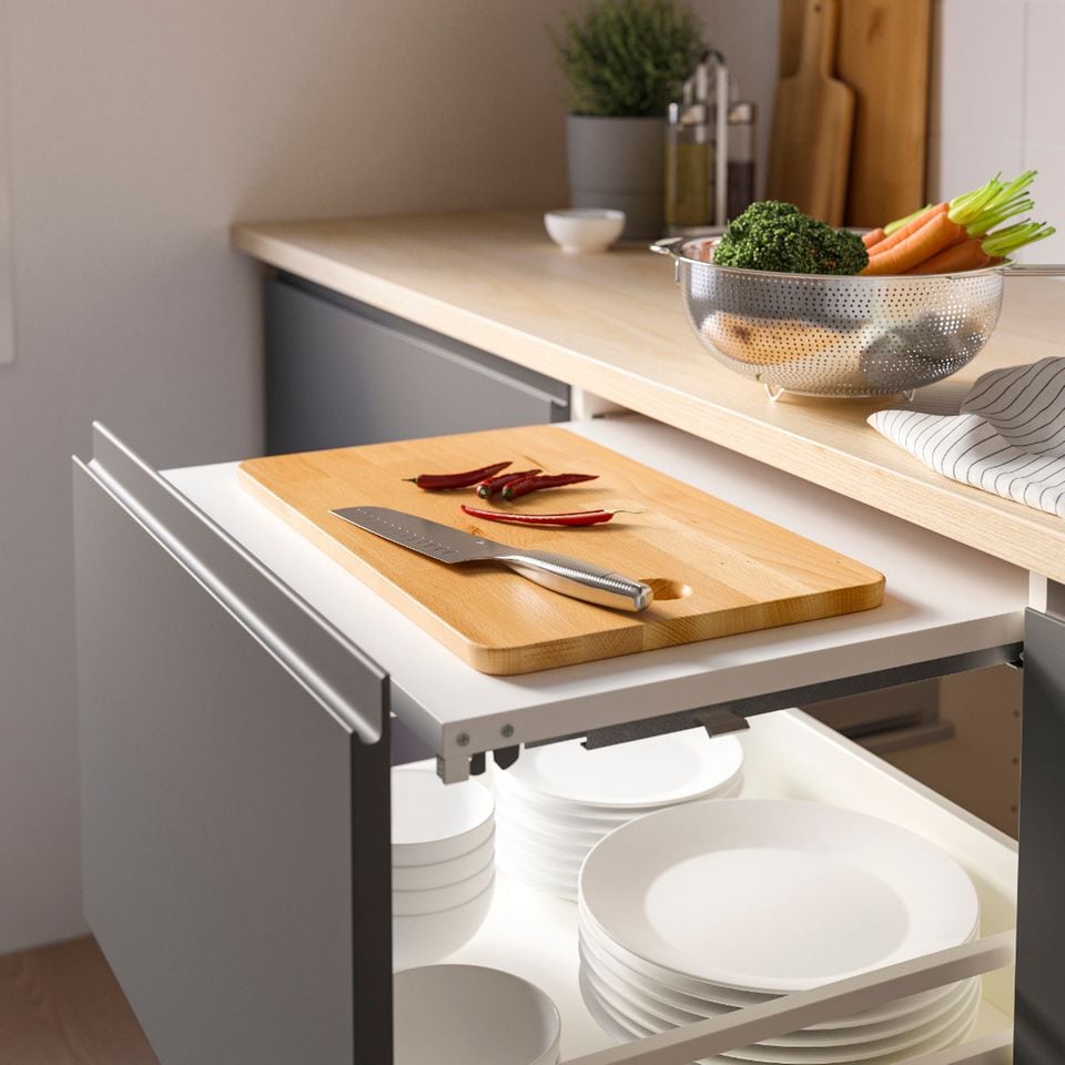 Ausziehbare Arbeitsfläche in einer Küche über einer offenen Schublade