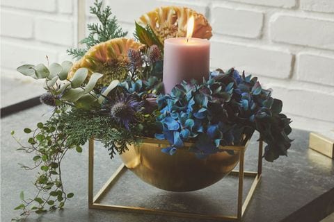 Centerpiece aus Messing mit Blumen und Kerze