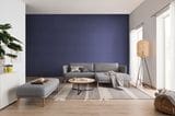 Wohnzimmer mit blau-glitzernder Wandfarbe und grauem Sofa