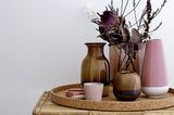 Korktablett mit verschiedenen Vasen und Schälchen in Braun und Rosa