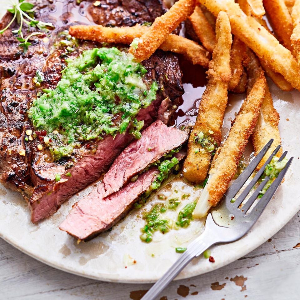 Steak mit Spargelpommes und grüner Spargelbutter