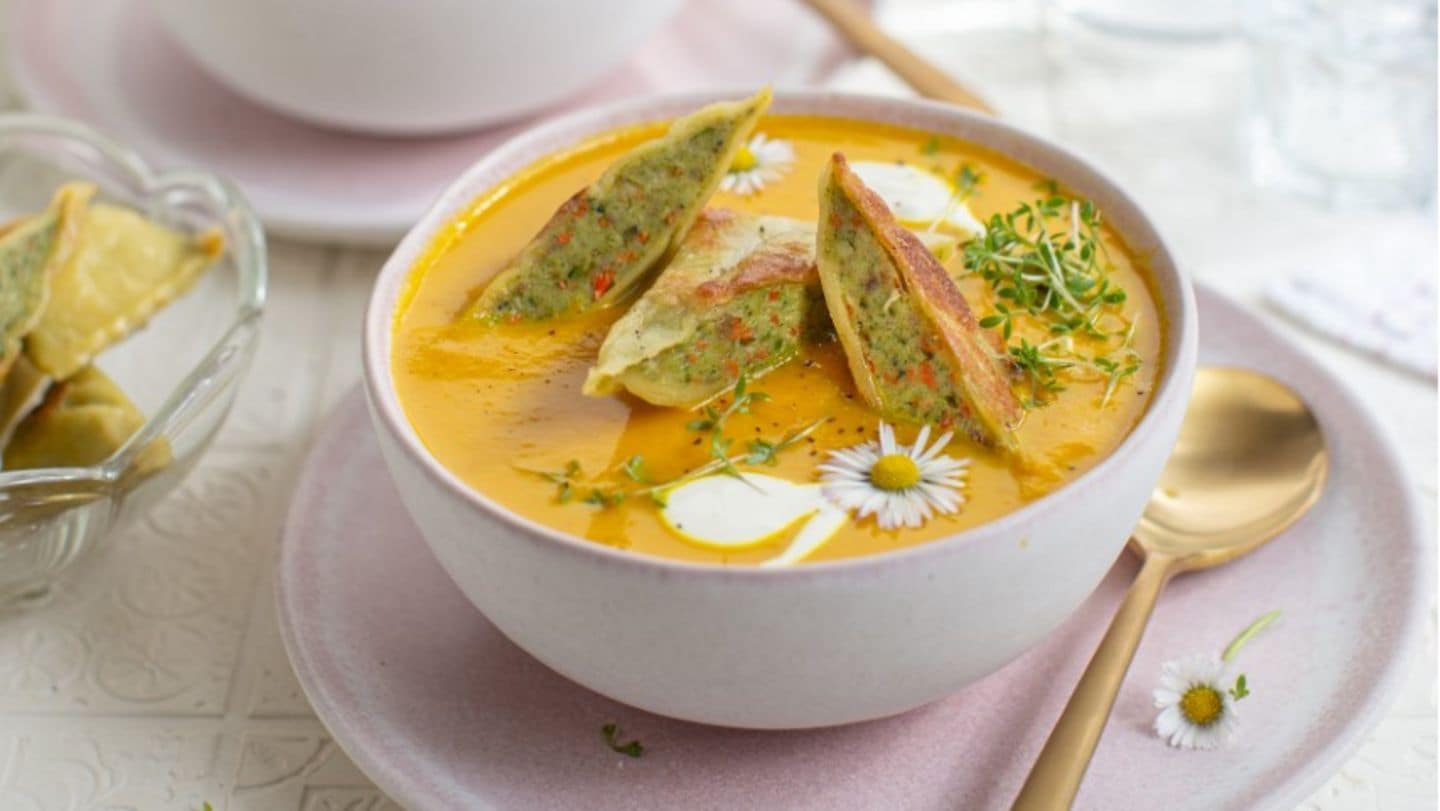 Karotten-Kokos-Suppe mit gebratenen Maultaschen - [LIVING AT HOME]