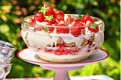 Ganz schön mächtig? Aber eben auch herrlich lecker! Im Trifle steckt die volle Ladung Geschmack: Er ist ein Schichtwerk aus Milchreis, Joghurt, Sahne, Haferkeksen und natürlich jeder Menge Erdbeeren.