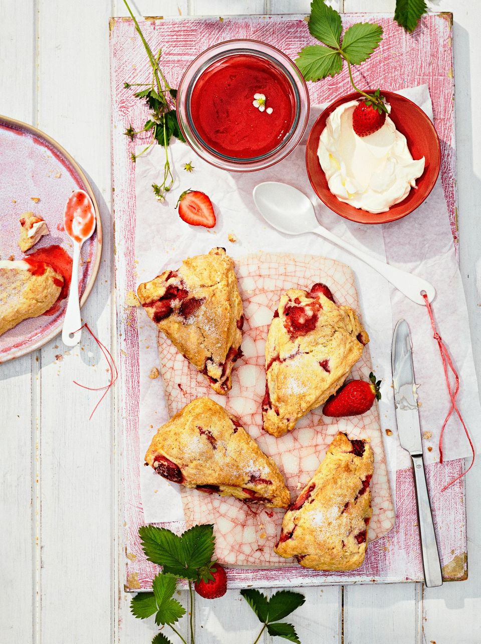 Unsere Variante des britischen Teatime-Klassikers „Scones with Clotted Cream and Strawberry Jam”: Statt lange eingekochter Konfitüre bereiten wir einen Blitzaufstrich zu, und der mürbe Teig wird durch frische Erdbeeren herrlich saftig. Creme double dazu – wunderbar!
